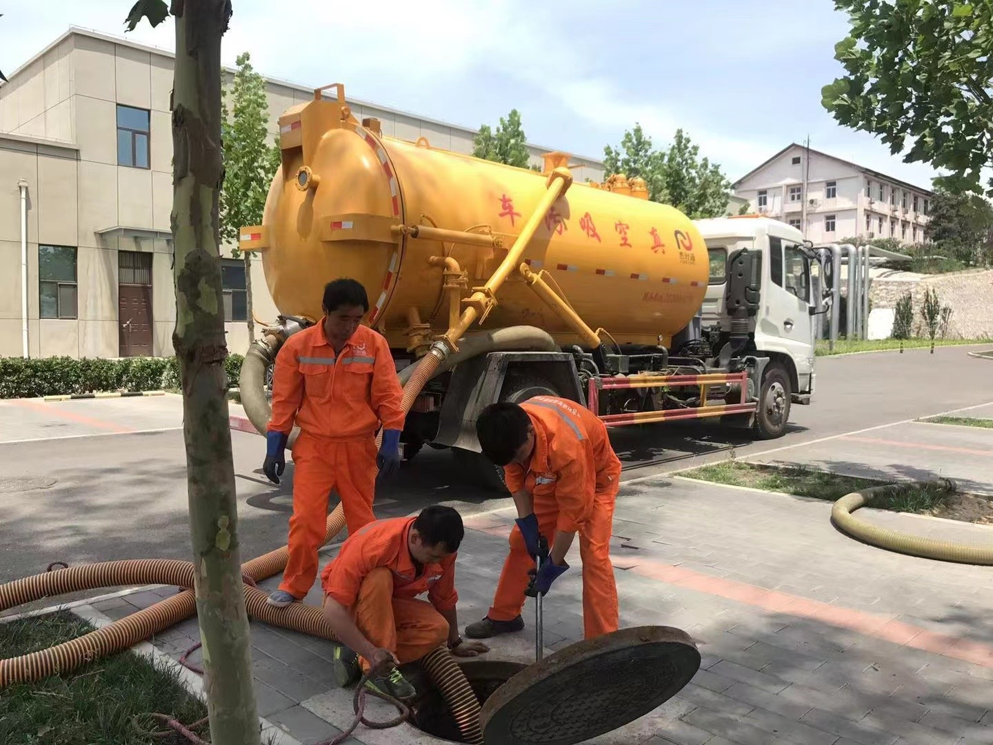 西工化粪池清理与5-8吨吸粪车施工效率分析